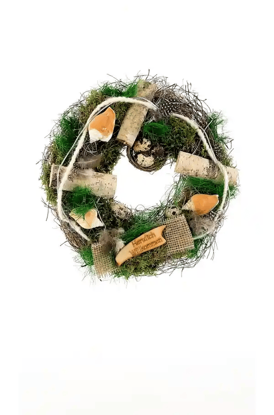 360 Grad Ansicht, Detailansicht des 'Herzlich Willkommen' Naturkranzes mit Wollkordel, Schnecken- und Muschelhäuschen, demonstrierend die Handarbeit und die Verwendung von echtem natürlichem Waldmoos.