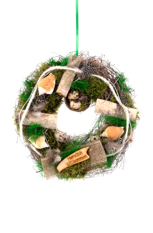 Handgewickelter Frühlingskranz 'Herzlich Willkommen' aus natürlichen Materialien mit Birkenholz, Federn und Wachteleiern, hergestellt in Deutschland, für die Haustür.