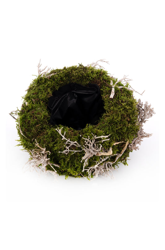 Handgefertigter Pflanzkorb aus natürlichem Waldmoos mit einem Schutzgewebe am Boden und einer witterungsbeständigen Folie in der Mitte für kreative Floristik und Grabdekoration.