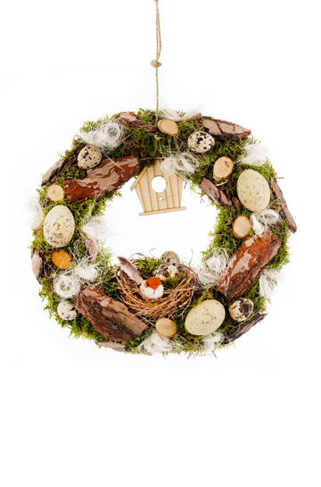 Handgewickelter Frühlingstürkranz mit Moosgeflecht, Wachteleiern und einem Holz-Vogelhaus, ideal für eine natürliche Osterdekoration.