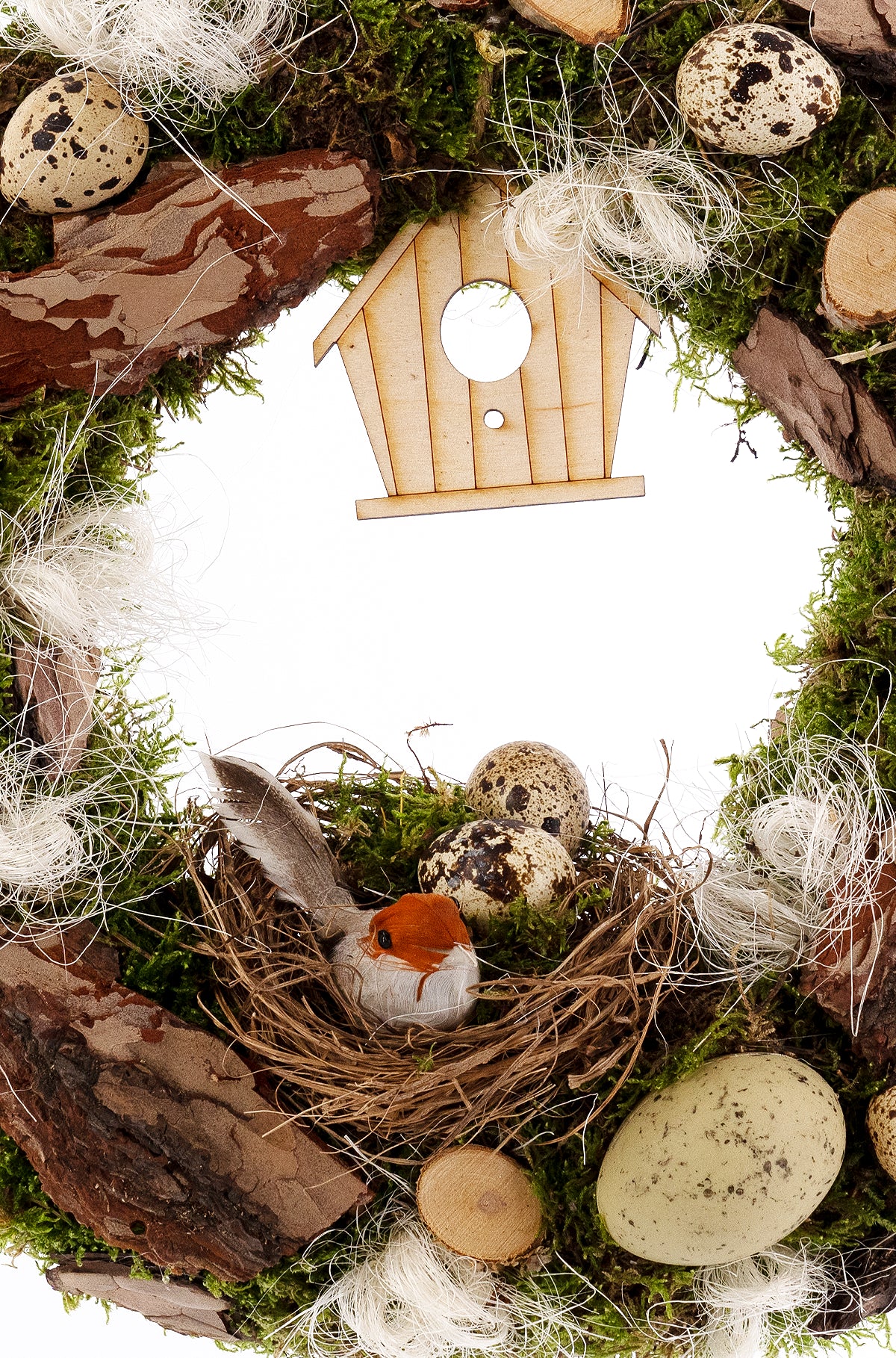 Detailansicht des ökologischen Türkranzes 'Ostern natur', der Frühlingsfrische mit Moos, Holzelementen und einem Nest mit Eiern verbindet.