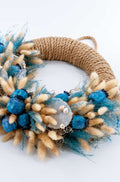 Blumenkranz 'Blue Sea' aus Trockenblumen in Blau und Beige, handgebunden, zur Dekoration an Holztür – dekogreen.de