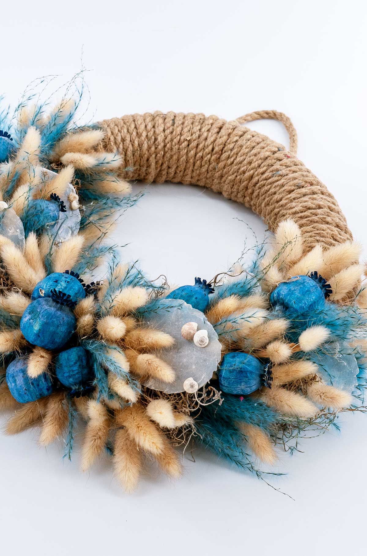 Blumenkranz 'Blue Sea' aus Trockenblumen in Blau und Beige, handgebunden, zur Dekoration an Holztür – dekogreen.de