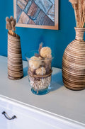 Elegantes Trockenblumen-Arrangement im Glasgefäß neben gestreifter Vase, Wohnraumdekoration – dekogreen.de