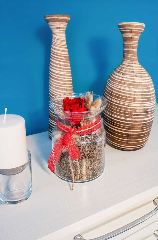 Handgefertigtes Rosen-Glas als Muttertagsgeschenk – ewig haltbare rote Rose für Tischdeko