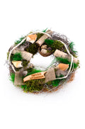 Natürlicher Frühlingskranz mit Holzschild 'Herzlich Willkommen', angebracht an einer Haustür, symbolisiert Gastfreundschaft und Liebe zur Natur ohne Plastik oder künstliche Materialien.
