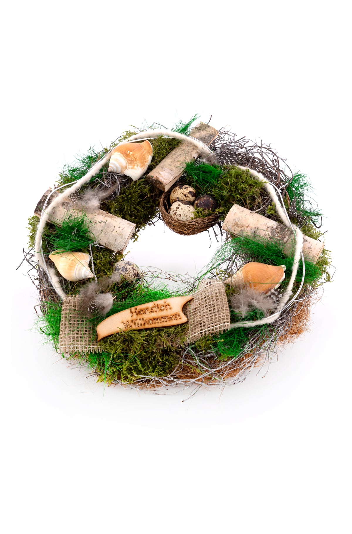 Natürlicher Frühlingskranz mit Holzschild 'Herzlich Willkommen', angebracht an einer Haustür, symbolisiert Gastfreundschaft und Liebe zur Natur ohne Plastik oder künstliche Materialien.