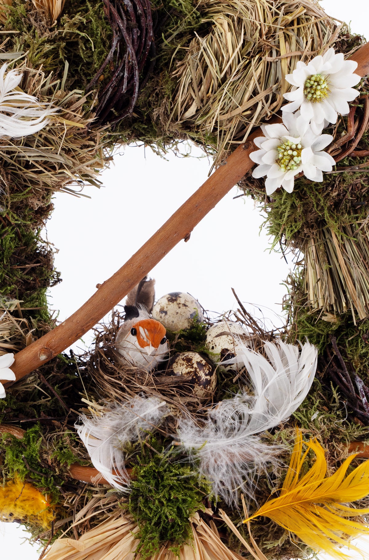 Detaillierte Nahaufnahme des natürlichen gelben Frühlingskranzes mit Wachteleiern und frühlingshaften Blumenakzenten.