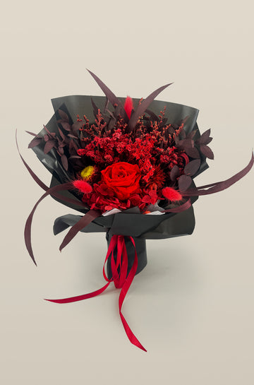 Blumenpoesie Dunkelrot – Geschenkfertiger Trockenblumenstrauß mit Geschenkbox