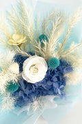 Detailaufnahme von Trockenblumen in zarten Blau- und Naturtönen – langlebiges Blumengeschenk für Valentinstag oder Hochzeit