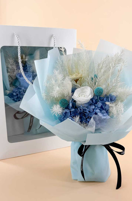 Liebevoll gebundener Trockenblumenstrauß in stilvoller Geschenkbox – perfektes Geschenk für die Frau oder Mutter